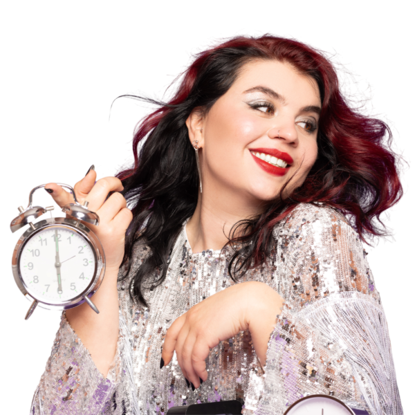 Photo-logo de Justine Arma avec un réveille pour son podcast Réveille ton biz