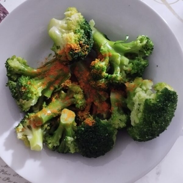 Exemple d'assiette anti-inflammatoire avec brocoli, super aliment pour l'arthrose